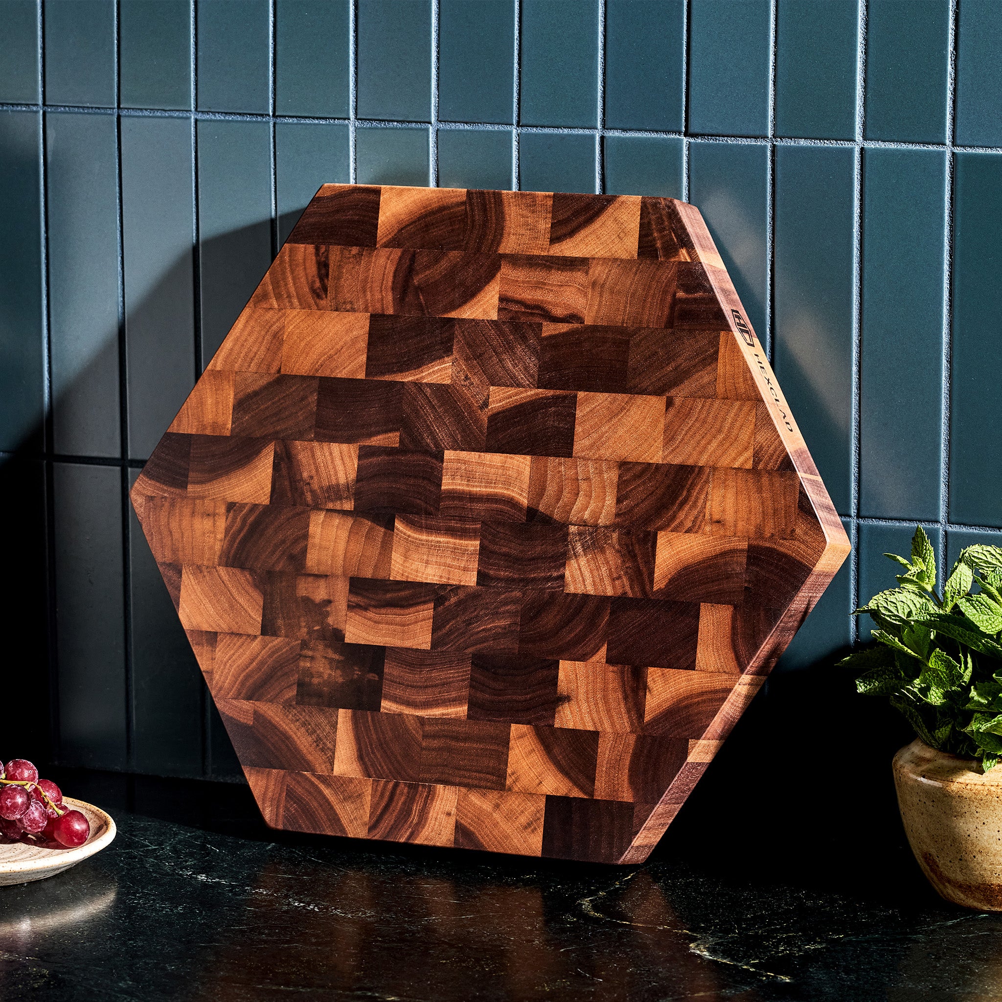 HexClad_EndGrainWalnutCuttingBoard_KWWB15-EG_6PCDamascusSteelKnifeSetwithBlock_6DKWNKB_071625_KF_01